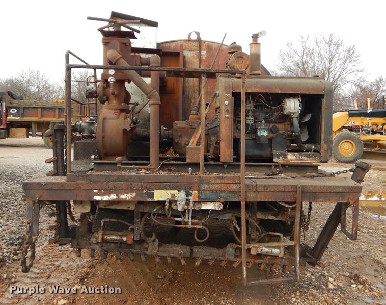 image for item FQ9609 1981 International 1754 oil distribution truck