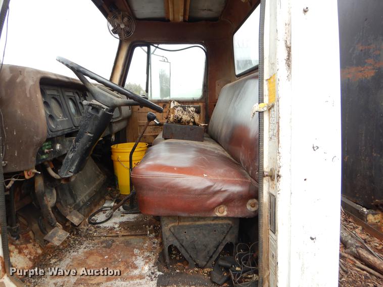 image for item FQ9609 1981 International 1754 oil distribution truck