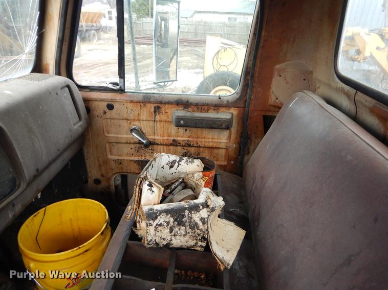 image for item FQ9609 1981 International 1754 oil distribution truck