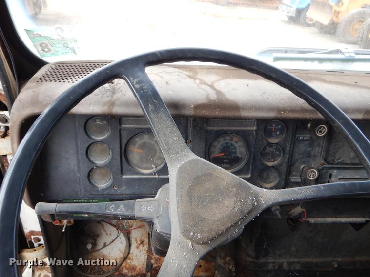 image for item FQ9609 1981 International 1754 oil distribution truck