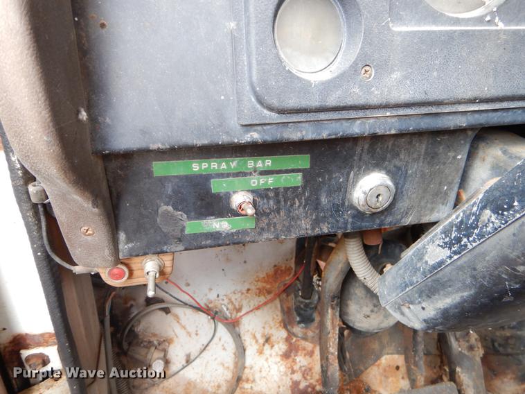 image for item FQ9609 1981 International 1754 oil distribution truck