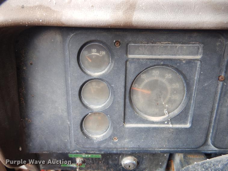 image for item FQ9609 1981 International 1754 oil distribution truck