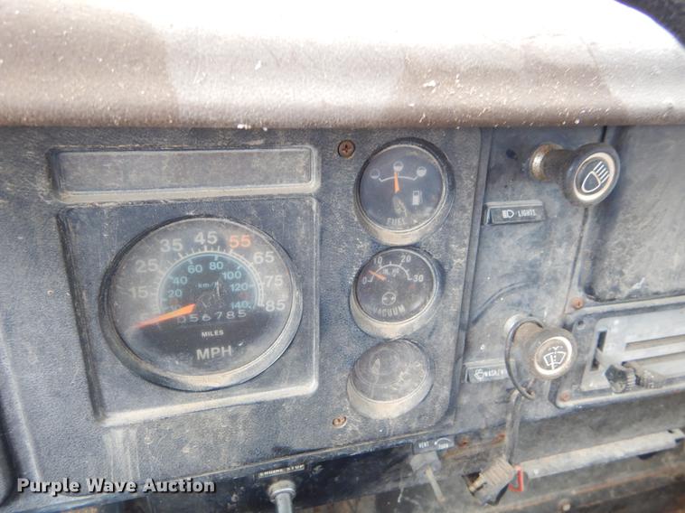 image for item FQ9609 1981 International 1754 oil distribution truck