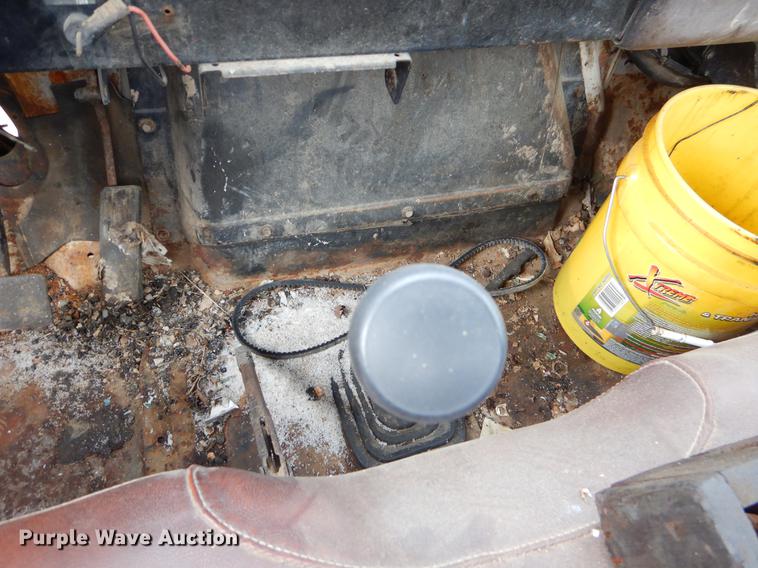 image for item FQ9609 1981 International 1754 oil distribution truck