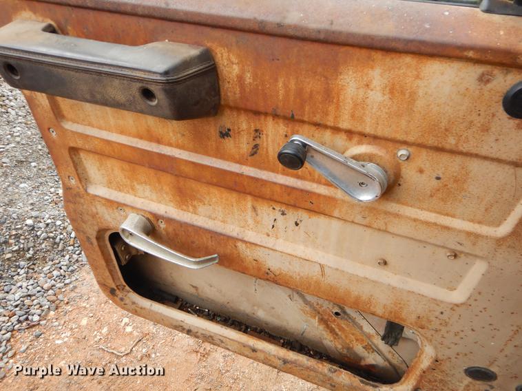 image for item FQ9609 1981 International 1754 oil distribution truck