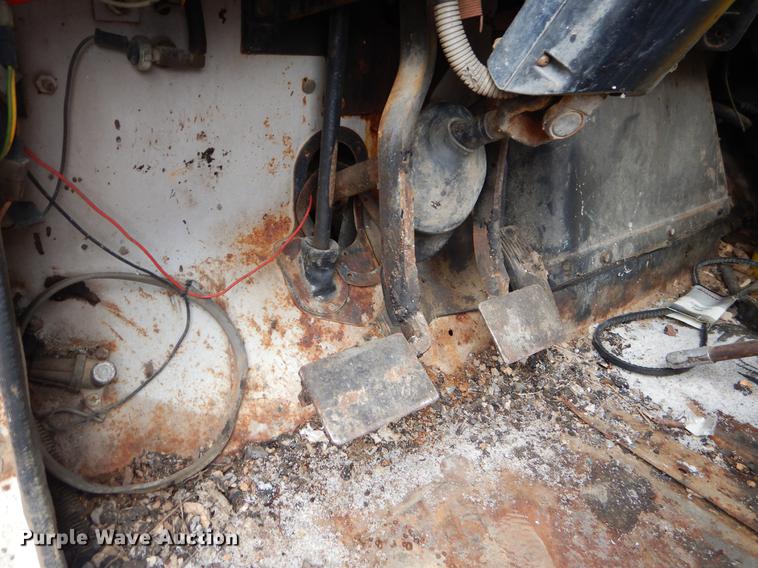 image for item FQ9609 1981 International 1754 oil distribution truck