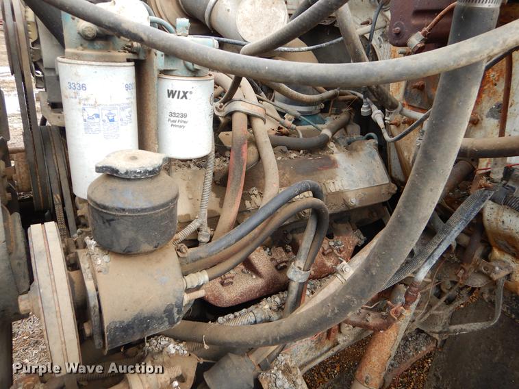 image for item FQ9609 1981 International 1754 oil distribution truck