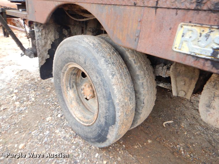 image for item FQ9609 1981 International 1754 oil distribution truck