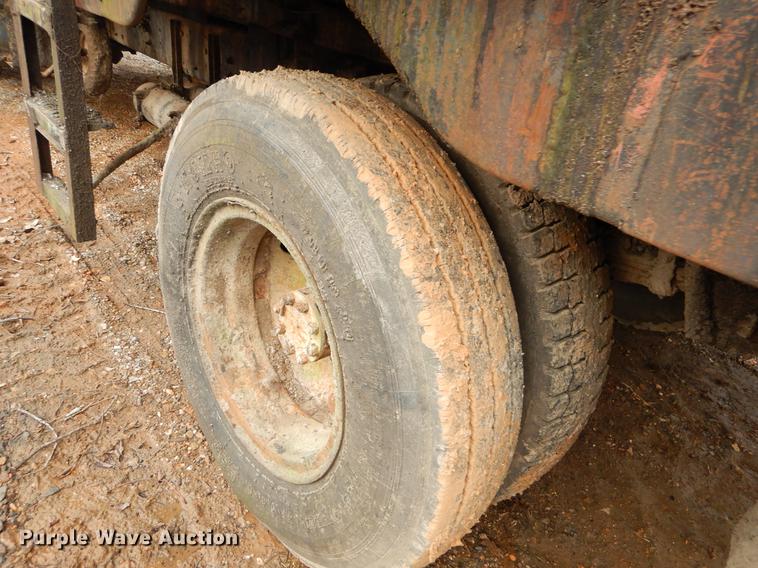 image for item FQ9609 1981 International 1754 oil distribution truck