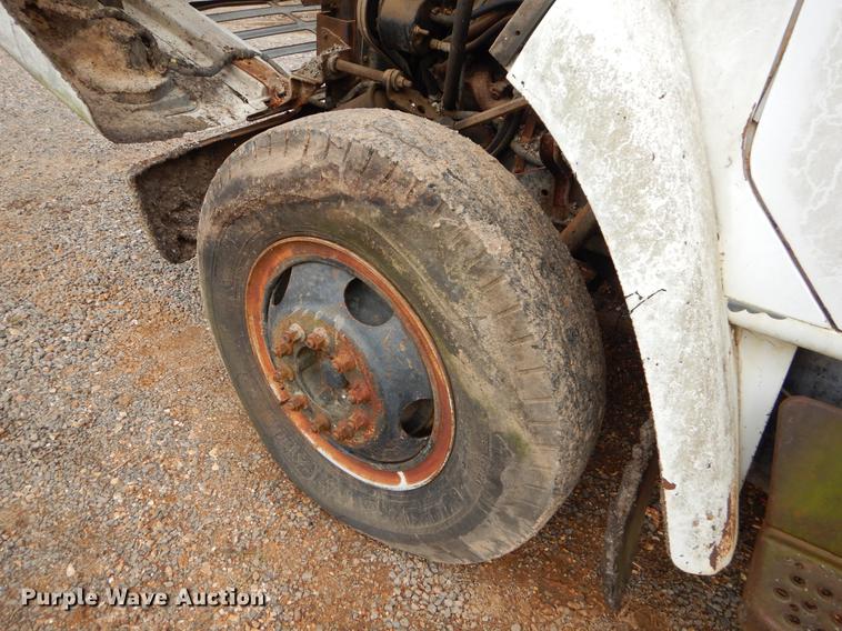 image for item FQ9609 1981 International 1754 oil distribution truck