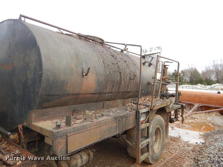 image for item FQ9609 1981 International 1754 oil distribution truck
