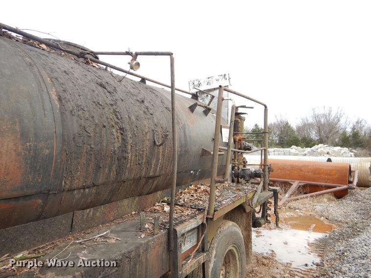 image for item FQ9609 1981 International 1754 oil distribution truck