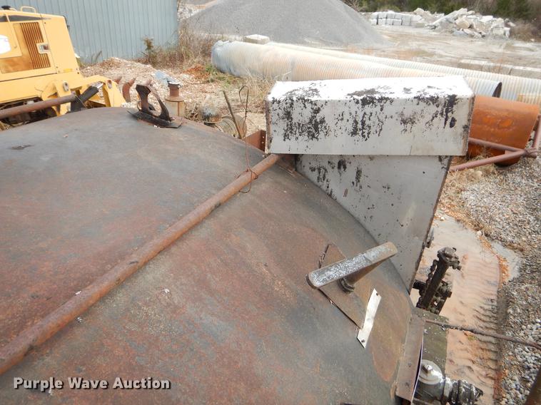 image for item FQ9609 1981 International 1754 oil distribution truck