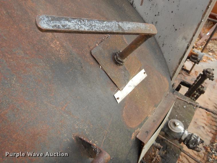 image for item FQ9609 1981 International 1754 oil distribution truck