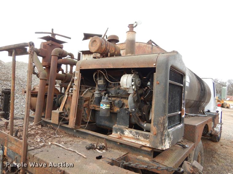 image for item FQ9609 1981 International 1754 oil distribution truck