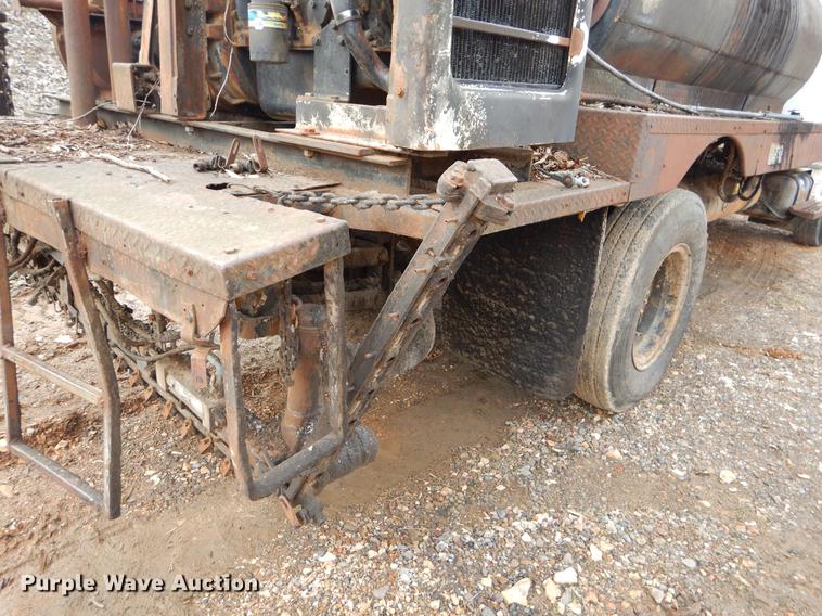 image for item FQ9609 1981 International 1754 oil distribution truck