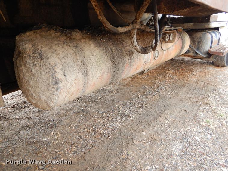 image for item FQ9609 1981 International 1754 oil distribution truck