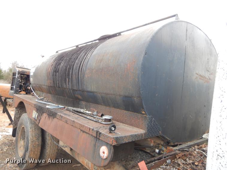 image for item FQ9609 1981 International 1754 oil distribution truck