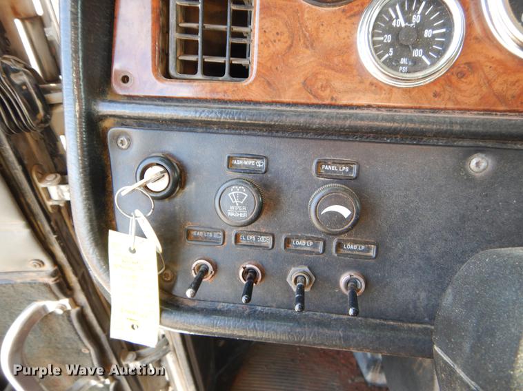 image for item FQ9635 2003 Peterbilt 378 semi truck