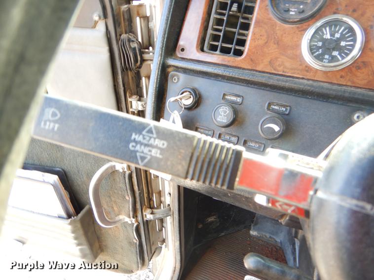 image for item FQ9635 2003 Peterbilt 378 semi truck