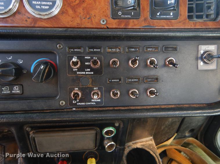 image for item FQ9635 2003 Peterbilt 378 semi truck