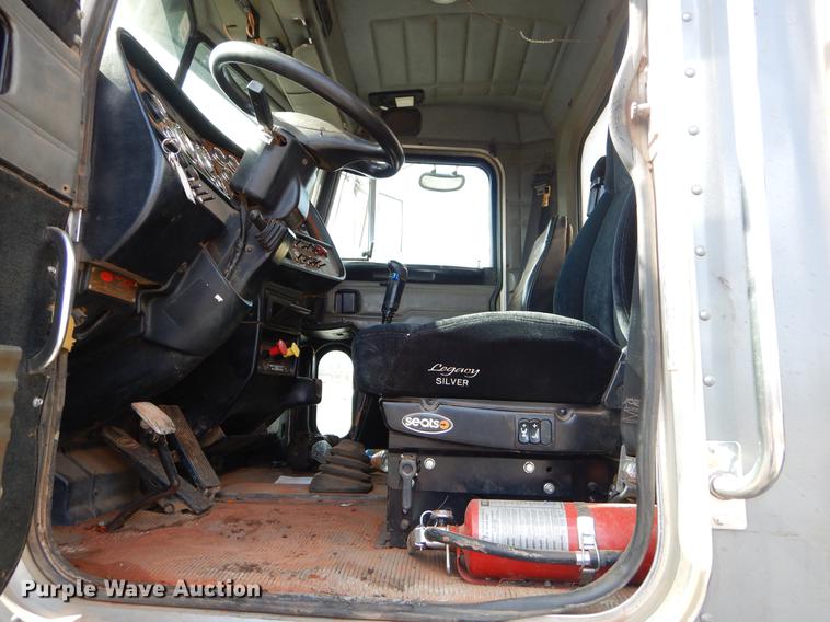 image for item FQ9636 2003 Peterbilt 378 semi truck