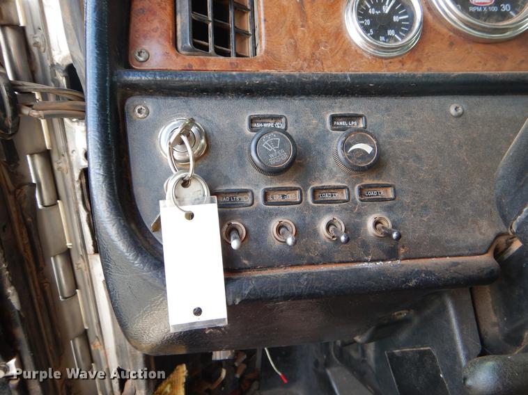 image for item FQ9636 2003 Peterbilt 378 semi truck