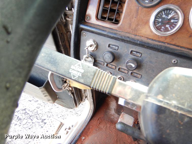 image for item FQ9636 2003 Peterbilt 378 semi truck