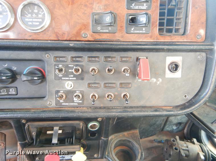 image for item FQ9636 2003 Peterbilt 378 semi truck