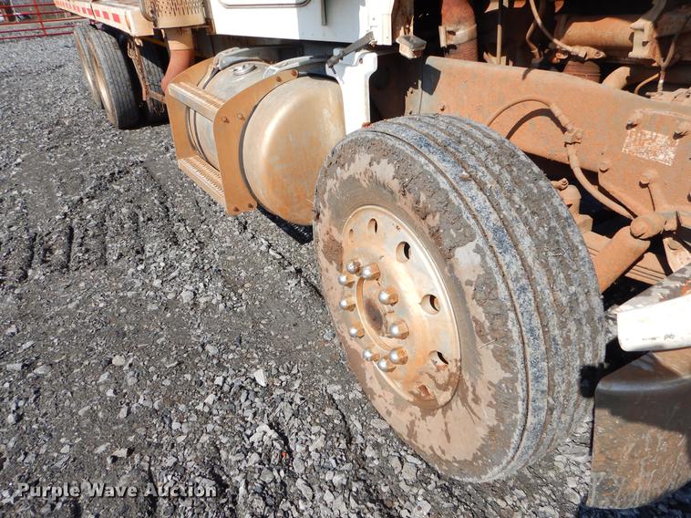 image for item FQ9637 1987 Peterbilt 587 flatbed truck