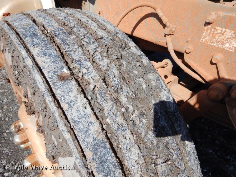 image for item FQ9637 1987 Peterbilt 587 flatbed truck