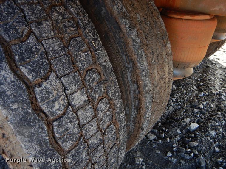 image for item FQ9637 1987 Peterbilt 587 flatbed truck