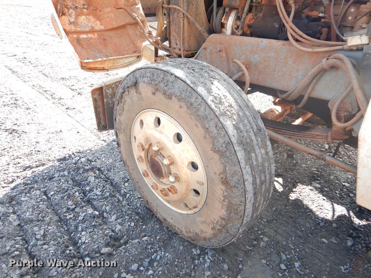 image for item FQ9637 1987 Peterbilt 587 flatbed truck