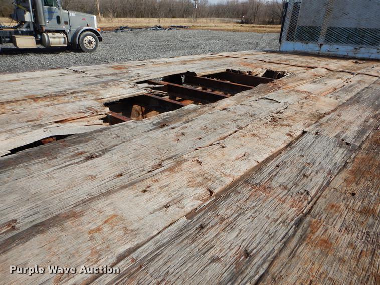 image for item FQ9637 1987 Peterbilt 587 flatbed truck