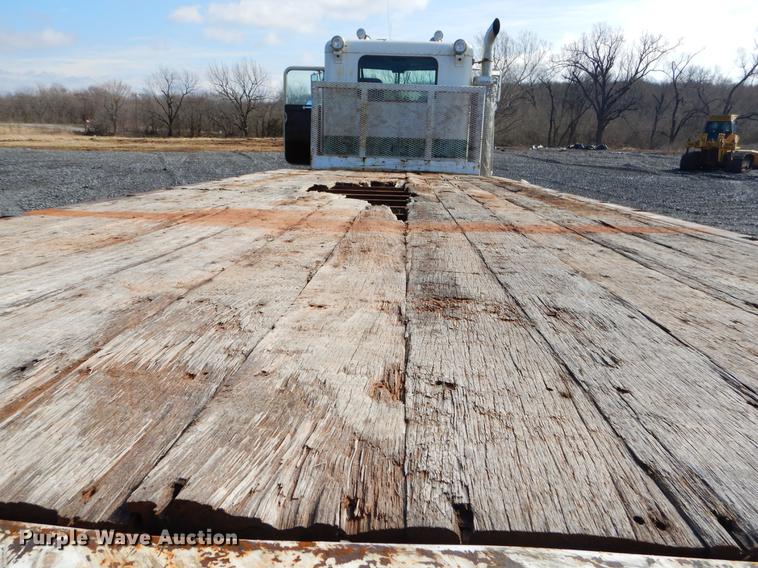 image for item FQ9637 1987 Peterbilt 587 flatbed truck