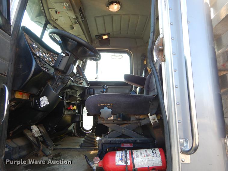 image for item FQ9639 2003 Peterbilt 378 semi truck