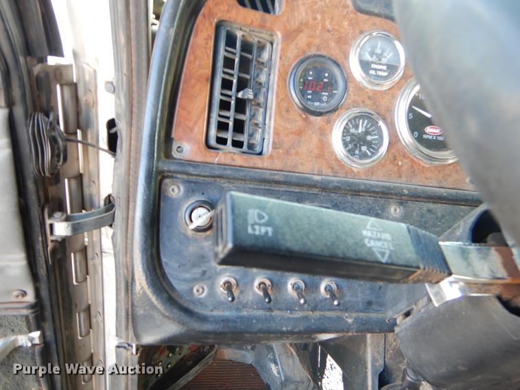 image for item FQ9639 2003 Peterbilt 378 semi truck