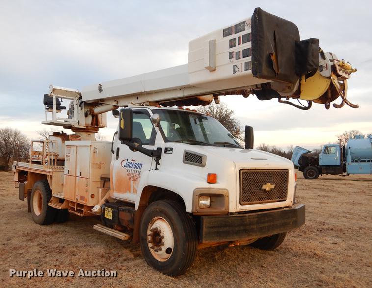 image for item FQ9641 2005 Chevrolet C7500 digger derrick truck