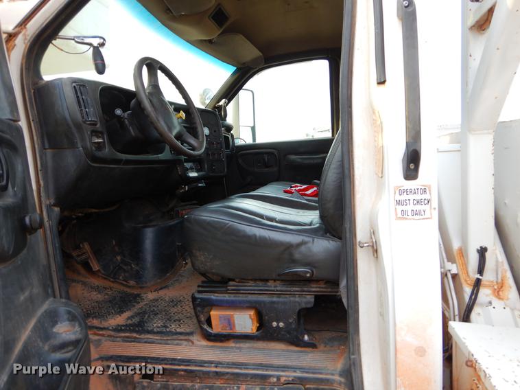 image for item FQ9641 2005 Chevrolet C7500 digger derrick truck