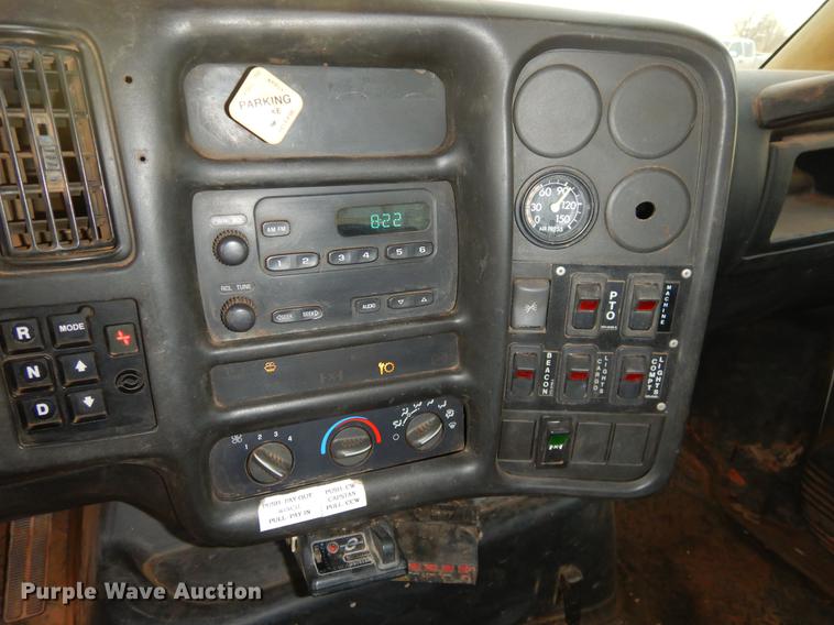 image for item FQ9641 2005 Chevrolet C7500 digger derrick truck