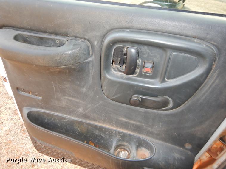 image for item FQ9641 2005 Chevrolet C7500 digger derrick truck