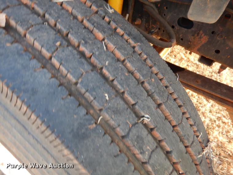 image for item FQ9641 2005 Chevrolet C7500 digger derrick truck