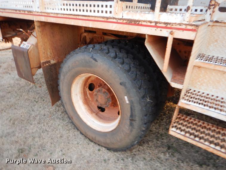 image for item FQ9641 2005 Chevrolet C7500 digger derrick truck