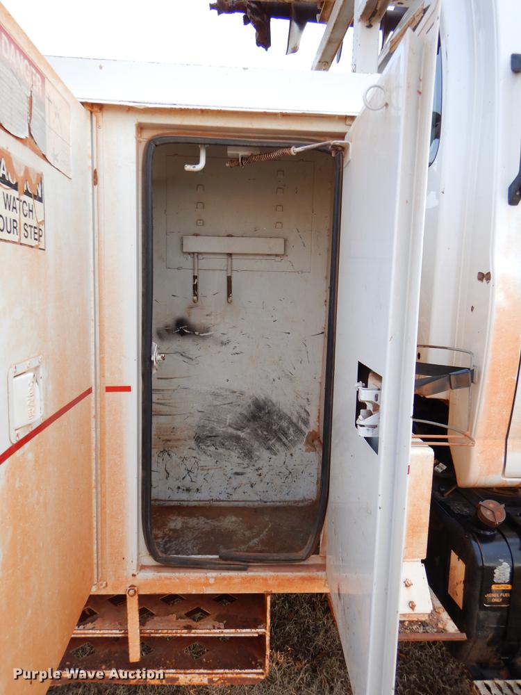 image for item FQ9641 2005 Chevrolet C7500 digger derrick truck