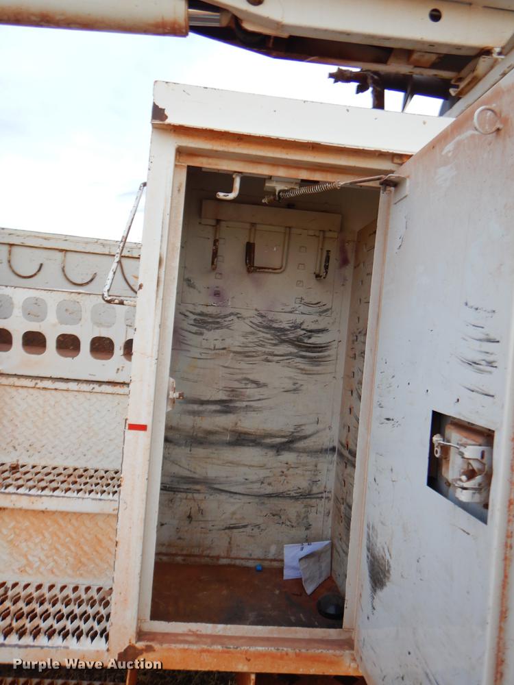 image for item FQ9641 2005 Chevrolet C7500 digger derrick truck