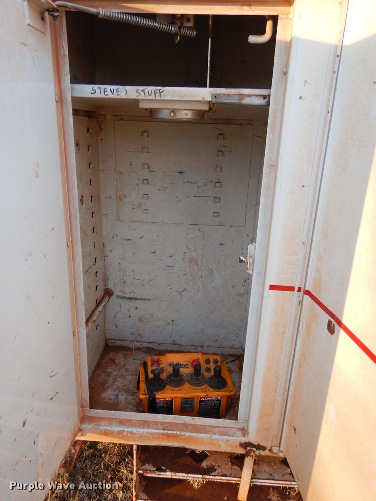 image for item FQ9641 2005 Chevrolet C7500 digger derrick truck