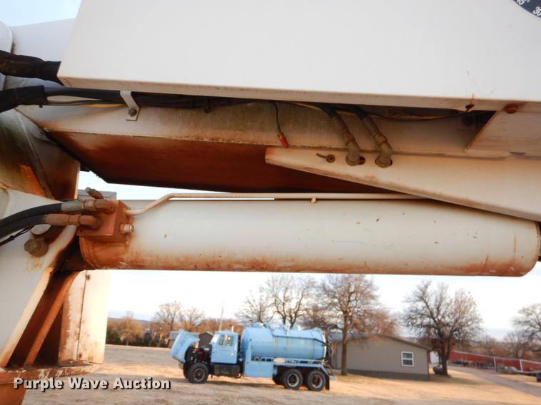 image for item FQ9641 2005 Chevrolet C7500 digger derrick truck