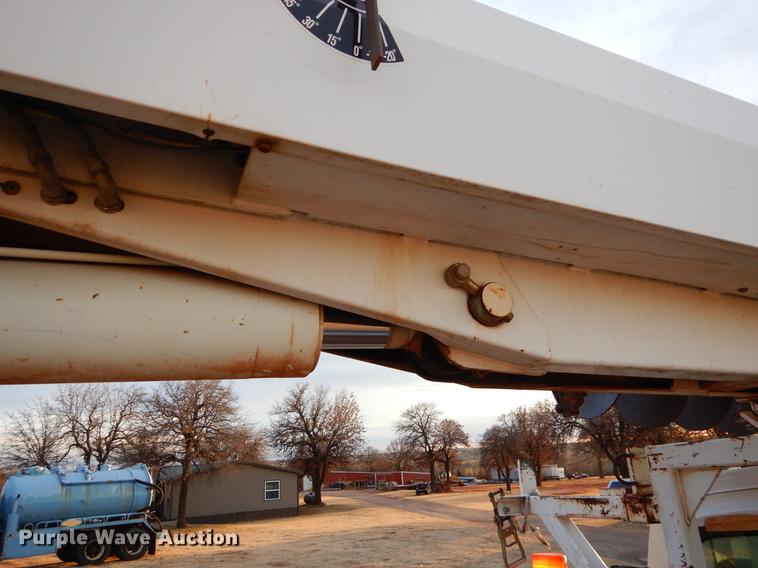 image for item FQ9641 2005 Chevrolet C7500 digger derrick truck