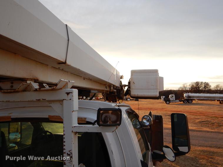 image for item FQ9641 2005 Chevrolet C7500 digger derrick truck