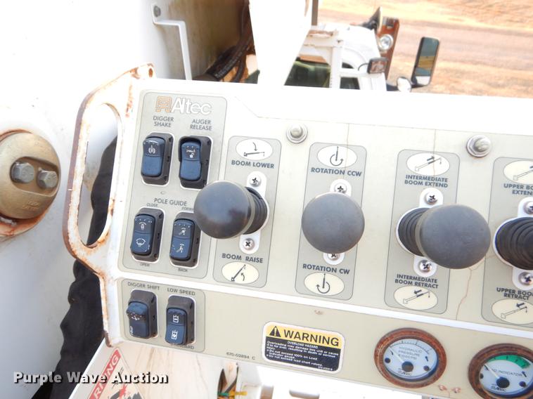 image for item FQ9641 2005 Chevrolet C7500 digger derrick truck